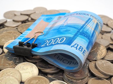 İki bin rublelik Rus banknotlarının üzerinde bir yığın bozuk para yatıyor.