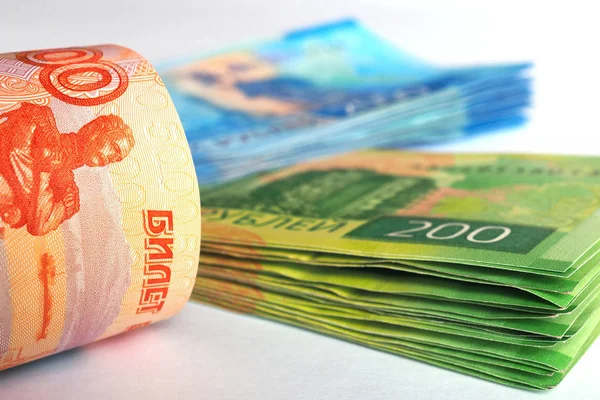 Rus banknot 5000 ruble ve bir yığın 2000 banknotlar ve 200 ruble beyaz bir yüzey üzerinde yatıyor. Close