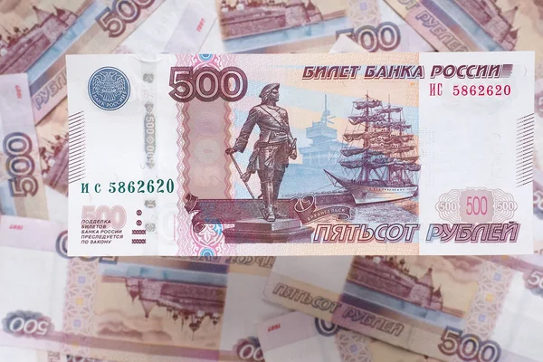一张俄罗斯500卢布纸币悬挂在同一钞票的田野上 显示钞票的正面和背面 从上面查看 — 图库照片