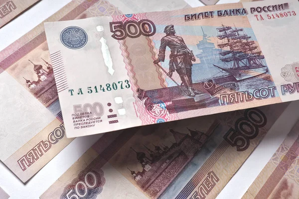 500ルーブルのロシア紙幣は 同じ紙幣から表面の上にハングアップします 紙幣の両面を表示します 上から見る クローズ アップ — ストック写真