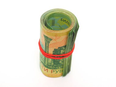 Rus 200 rublelik banknotlardan oluşan bir paket beyaz bir arka plan üzerinde duruyor. Yukarıdan görüntüleyin. Banknotlar elastik bir bant la birlikte çekilir. Close