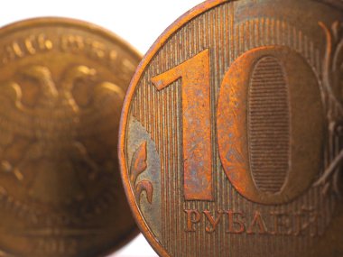 Her iki tarafta da 10 rublelik Rus sikkesi. Bir patina ile kırmızı bakır gölge sikke fotoğraflandı. Yakından parçala. Makro lenste fotoğraflandı