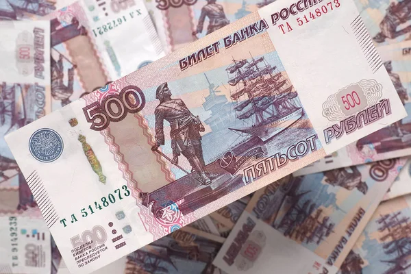 Aynı Banknotların Tarlasında Asılı Duran 500 Rublelik Rus Banknotu Yukarıdan — Stok fotoğraf