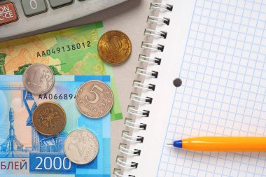 Aile bütçesi. Aile geliri ve giderleri saymak için öğelerin bileşimi. Defter, hesap makinesi, kalem ve Rus parası