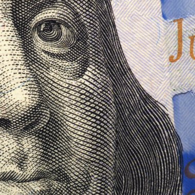 Franklin 'in yüzü yüz dolarlık bir fatura parçası üzerinde yakın çekim.