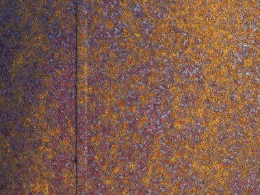 Dikey dikişli paslı demir yüzey. Arka plan için resim. Yakın plan.