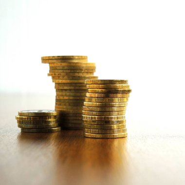 Ofis masasında bir yığın Rus sikkesi var.