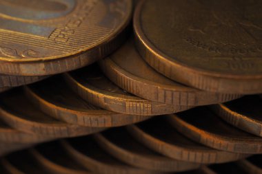 Bir yığın Rus sikkesi. Koyu arkaplan