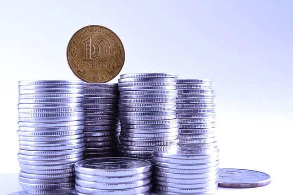 Bir yığın Rus sikkesi. Yakın plan. Resim mavi ya da mor renklidir. Ekonomi, ticari bankalar ve Rusya Merkez Bankası hakkında haberler