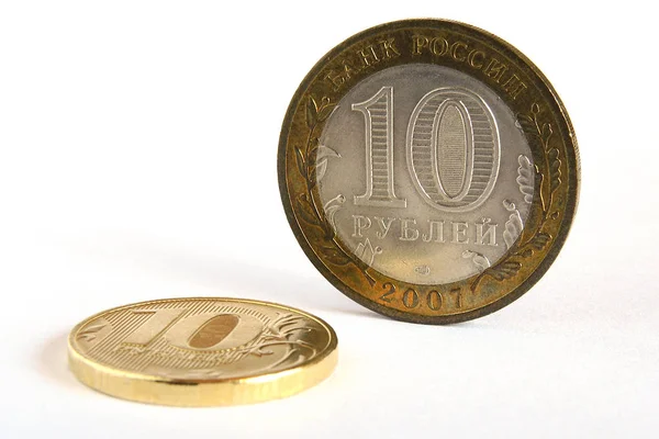 Ρωσικά Νομίσματα Στα Ρούβλια Ένα Από Αυτά Είναι Αναμνηστικό Διμεταλλικό — Φωτογραφία Αρχείου