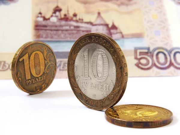 Monedas Rusas Rublos Están Fondo Billete 500 Rublos Una Las — Foto de Stock