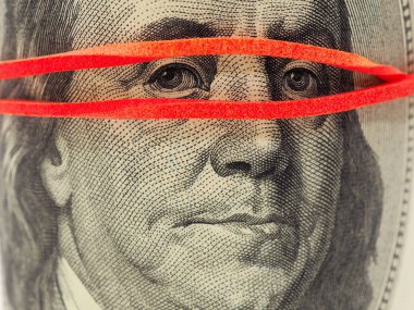 100 dolarlık banknot çok yakın. Franklin 'in yüzü maske gibi lastik bir bantla kaplı. Amerikan ekonomisi, Federal Rezerv ve niceliksel kolaylık hakkında haberler