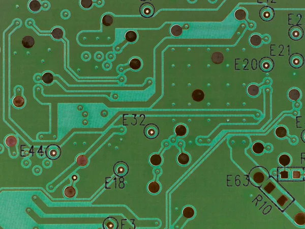 Yeşil baskılı PCB sabit disk. Yazdırılmış kablo panosu PWB 'yi kapatın. Tümevarımsal model. IT & C. Temalı bilgisayar donanımı için arka plan ya da duvar kağıdı. Ters çevrilmiş görüntü. Güçlü makro