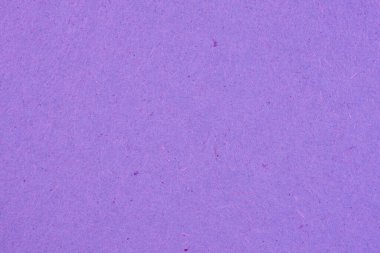 Koyu menekşe karton yüzeyi. Selüloz lifli kağıt dokusu. Doymuş renk. Mor arkaplan ya da duvar kağıdı. Yukarıdan yukarıdan bir görüntü. Makro