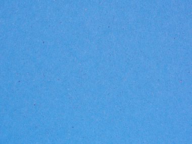 Mavi ya da gök mavisi bir karton yaprağın yüzeyi. Selüloz lifli pürüzlü doğal kağıt dokusu. Parlak doymuş renk. Arkaplan ya da duvar kağıdı. Yukarıdan bak. Makro