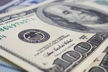 100 dolarlık Amerikan para faturaları eski ve yeni tip yakın çekim. Ulusal para birimi. Federal Rezerv: Faiz oranı yeniden finanse ediliyor. Federal damgaya odaklan. Makro