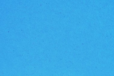 Mavi ya da gök mavisi bir karton yaprağın yüzeyi. Selüloz lifli pürüzlü doğal kağıt dokusu. Parlak doymuş renk. Arkaplan ya da duvar kağıdı. Yukarıdan bak. Makro