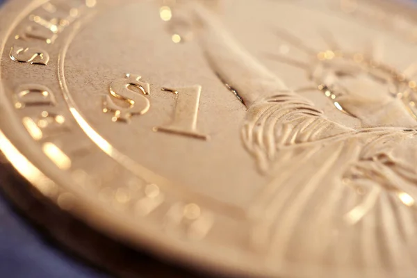 Bir Amerikan 1 dolarlık madeni parasının bir parçası. A.B.D. ulusal para birimi sembolü yakında. Ekonominin teması ve FED 'in faiz oranının yeniden finanse edilmesi. Makro