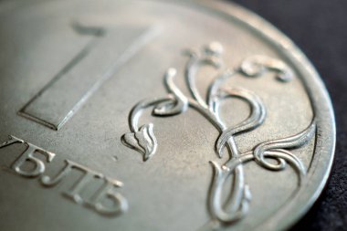Bir Rus sikkesinin bir rublesi kadar yakın plan. Çiçek süslerine odaklan. Rusya 'nın ekonomi, finans ve bankaları hakkında karanlık, dramatik ve etkileyici bir illüstrasyon. Makro