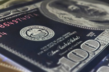 100 dolarlık Amerikan para makbuzu. Yakın plan. Finansal ya da bankacılık temalı ters illüstrasyon. Federal Rezerv: Faiz oranı yeniden finanse ediliyor. Federal damgaya odaklan. Makro