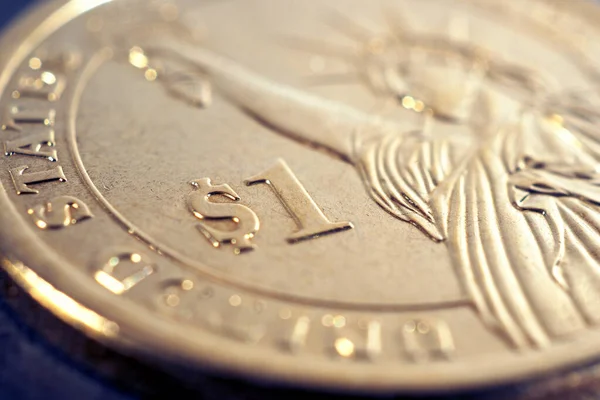 Amerikan 1 dolarlık bozuk parasının bir parçası. Ulusal para birimi işareti yakın plan. Ekonomik, finansal ya da bankacılık konularında haberler için parlak bir illüstrasyon. Makro