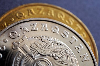 Yazının çevirisi: tenge. 50 tenge içinde bir bozuk para parçası. Para biriminin Latince yakın plan adı. Madeni para örneği 2019. Kazakistan ekonomisinin teması üzerine bir resim