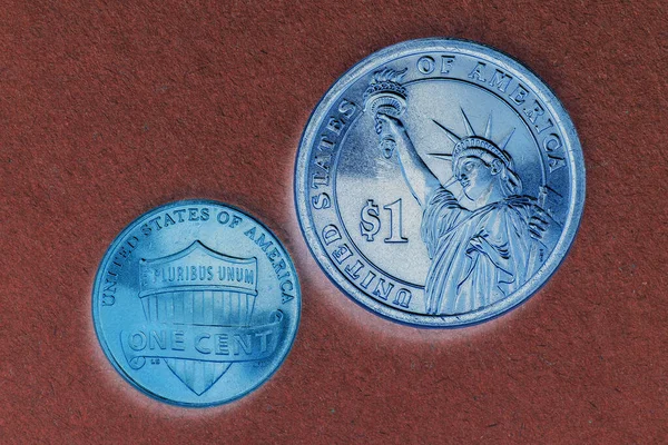 Американские Монеты Номиналом Доллар Цент Крупным Планом Тёмная Перевернутая Иллюстрация — стоковое фото