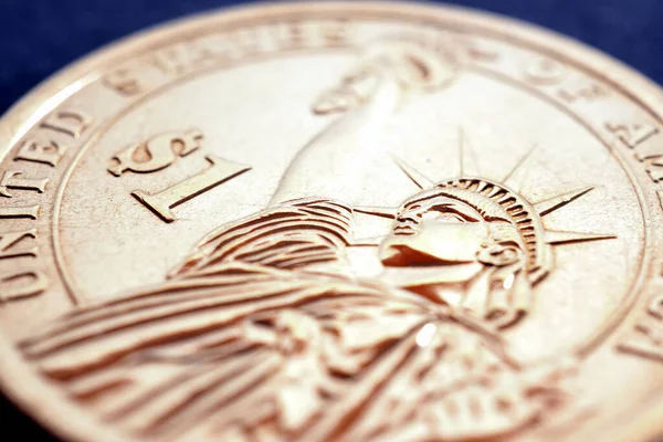 美国1美元硬币的碎片 自由女神像的特写形象和国家货币的象征 专注于雕塑 关于美国政府债务主题的说明 — 图库照片