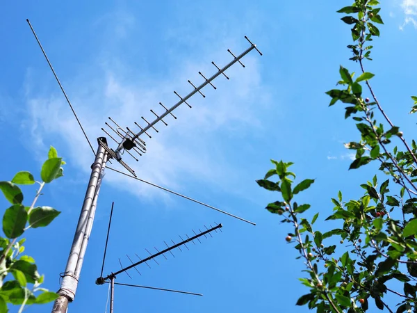 Två Utomhus Hem Antenner Står Provisoriska Stolpar Mot Bakgrund Himmel — Stockfoto