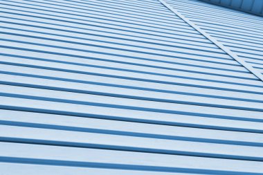 Plastik kaplamanın çizgili yüzeyi ve bir parça korniş. Binaların yapımı ve onarımı. Açık mavi arkaplan ya da duvar kağıdı. Malzeme ve teknoloji üretimi