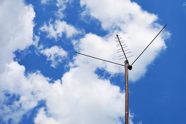 Antena Televisão Externa Fundo Céu Azul Brilhante Nuvens Algodão Foi — Fotografia de Stock