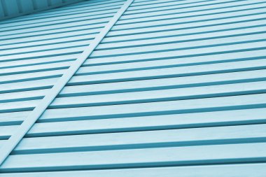 Çizgili plastik kaplama yüzeyi ve korniş parçası. İnşaat ve binaların tadilatı. Açık mavi arkaplan ya da duvar kağıdı. İnşaat malzemeleri veya teknolojileri