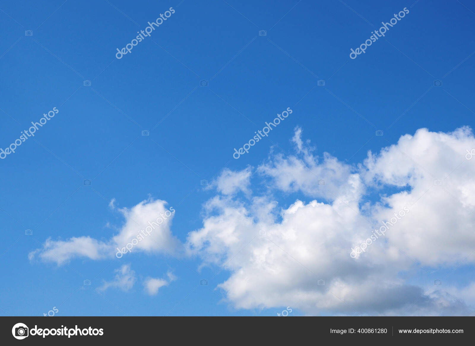 青空と白い空気の雲 コピースペースの背景や壁紙 テキストのための左の場所 夏の雰囲気 澄んだ空 リラックス 天気予報のバックアップ ストック写真 C Deacons Docs 青空と白い空気の雲 コピースペースの背景や壁紙 テキストのための左の場所 夏の雰囲気 澄んだ空 リラックス 天気予報のバックアップ ストック写真 C Deacons Docs