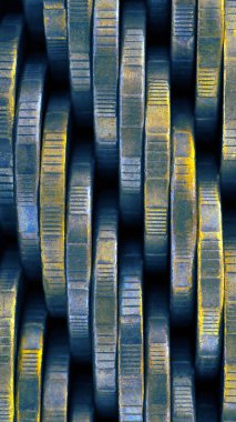 Bozuk paraların kenarlarından mavi ve sarı telefon duvar kağıtları. Ters çevrilmiş dikey arkaplan ya da para, mali ya da bankacılık konularında alışılmadık bir zemin. Rus sikkeleri duvarı 10 ruble.