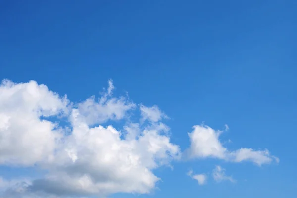 Cielo Azul Nubes Aire Blanco Copyspace Fondo Fondo Pantalla Lugar — Foto de Stock