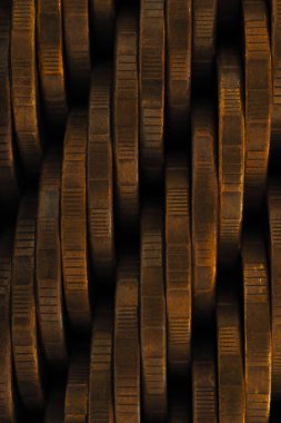 Sarı pirinç paraların dikey koyu kahverengi arka planı 10 Rus rublesi. Ekonomi, bankacılık, finans, para teması üzerine desenli duvar kağıdı ya da fon. Makro