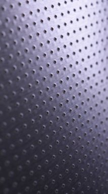 Koyu metalik telefon duvar kağıdı. Birçok deliği olan delinmiş alüminyum yüzey. Renkli menekşe ya da mor teknolojik arka plan. Dikey metal arka plan. Makro