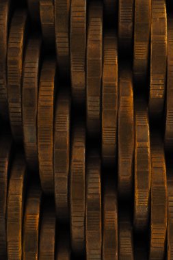 Pirinç paraların kenarlarından dikey koyu kahverengi arka plan. Para, iş, bankacılık, finansal tema üzerine desenli duvar kağıdı ya da fon. 10 rublelik Rus sikkeleri. Makro