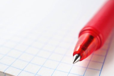 Metin için yeri olan bir okul temasının hafif arkaplanı. Kırmızı kalem ve kare defter kağıdı yakın plan. Okul, öğretim ve yüksek öğretim teması üzerine beyaz arkaplan