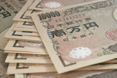 10.000 yenlik Japon banknotları. Düşük kontrastlı ve renk doygunluğu olan arka plan ya da duvar kağıdı. Bir tomar fatura. Bankalar, finans ve Japon ekonomisi teması üzerine fon
