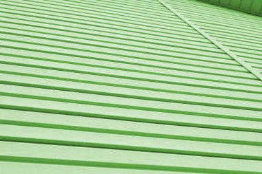 Plastik kaplama ve korniş parçasının çizgili yüzeyi. Binaların yapımı ve onarımı. Açık yeşil arkaplan ya da duvar kağıdı. Yapı malzemeleri ve teknolojileri teması üzerine fon