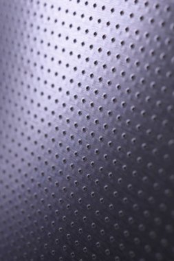 Karanlık, dikey endüstriyel duvar kağıdı. Renkli menekşe ya da mor metal arka plan. Alüminyum yüzeyi delinmiş ve çok sayıda deliği var. Makro