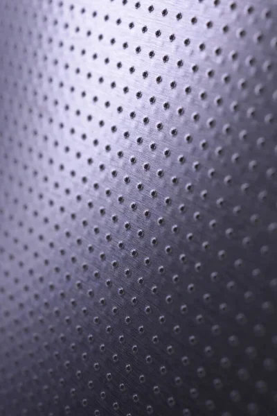 Karanlık, dikey endüstriyel duvar kağıdı. Renkli menekşe ya da mor metal arka plan. Alüminyum yüzeyi delinmiş ve çok sayıda deliği var. Makro