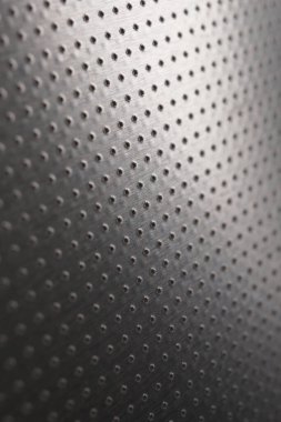 Karanlık, endüstriyel duvar kağıdı ya da arka plan. Birçok deliği olan delinmiş alüminyum yüzey. Soyut teknoloji ya da elektronik fon. Makro