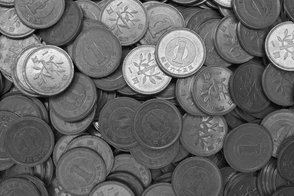 日本の表面1円硬貨のクローズアップ 黒と白の暗い背景や壁紙 中央銀行 日本経済をテーマとした背景 上からの眺め マクロ — ストック写真