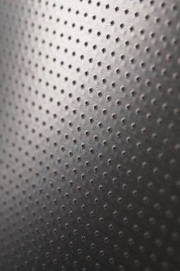 Karanlık, endüstriyel duvar kağıdı ya da arka plan. Birçok deliği olan delinmiş alüminyum yüzey. Soyut teknoloji ya da elektronik fon. Makro