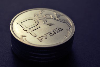 Rus 1 1 Ruble sikkesi. Üzerinde ulusal para biriminin resmi sembolü var. Rusya 'nın para ve ekonomi teması üzerine dramatik sarı tonlu illüstrasyon