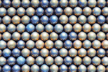 Beyaz ya da açık sarı ve mavi topların yüzeyi. Canlı bir Noel arkaplanı. Yeni yıl için arka plan. Soyut parlak festival duvar kâğıdı. Yukarıdan yukarıdan bir görüntü. Makro