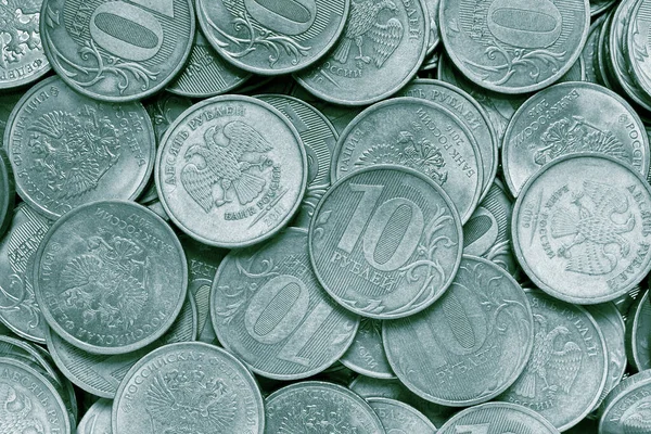 10ルーブルの多くのロシアのコインの表面 モノクローム青緑のトーンの背景や壁紙 ロシアの経済 銀行のテーマに関する背景 上からの眺め マクロ — ストック写真