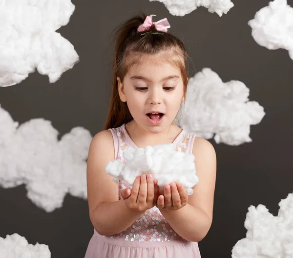 Κοπέλα Που Κρατά Ένα Σύννεφο Στα Χέρια Της Γυρίστηκε Στούντιο — Φωτογραφία Αρχείου